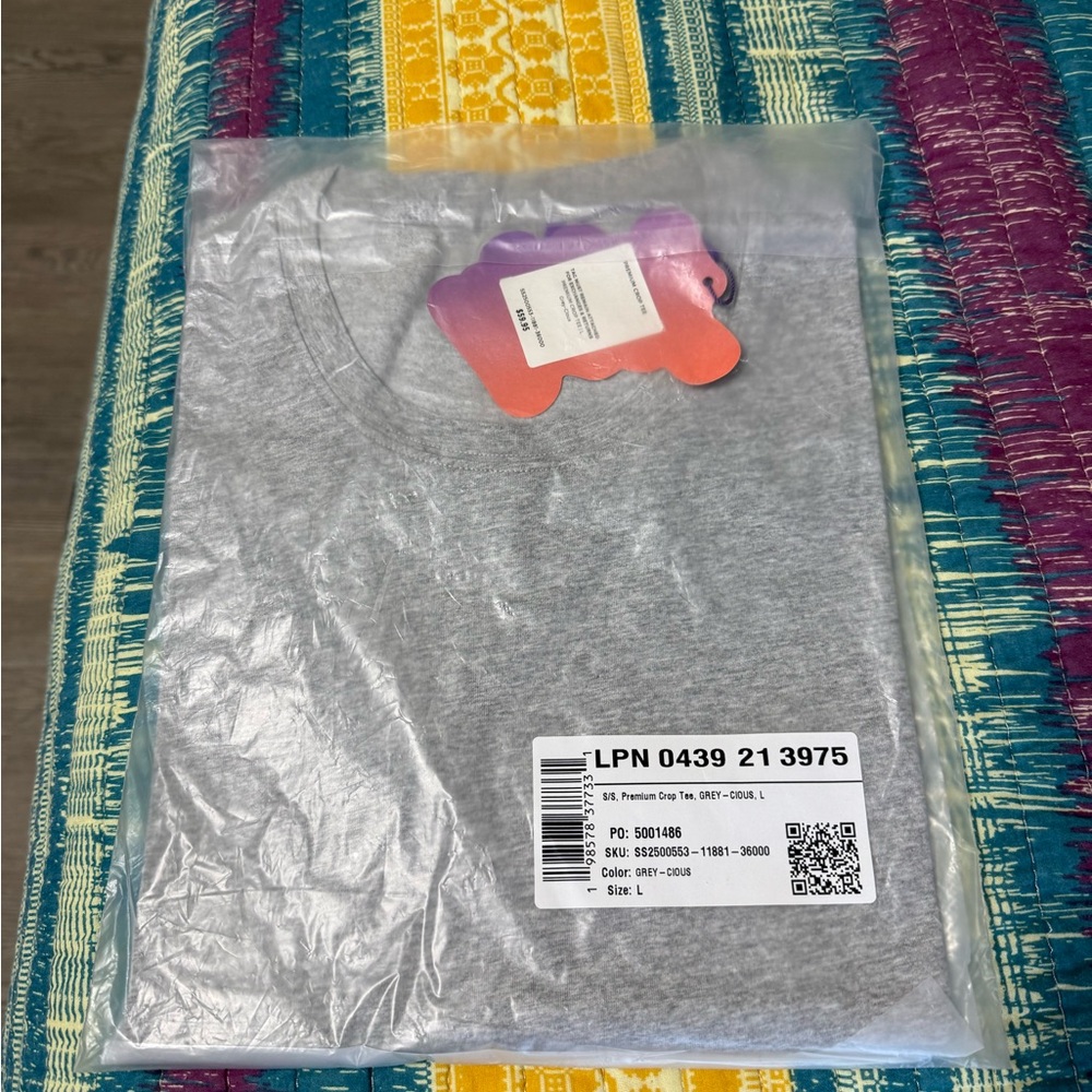 Fabletics Premiun Cropped Grey T-Shirt Women’s Large